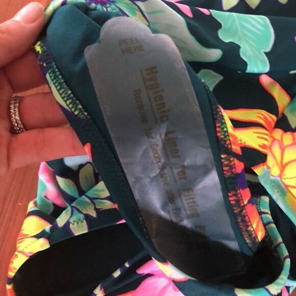 NEW Old Navy. Floral one piece swimsuit open back removable pads size medium - Picture 3 of 4